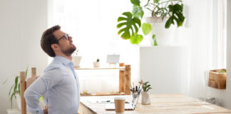 Como prevenir dores nas costas trabalhando em casa dores nas costas durante o home office