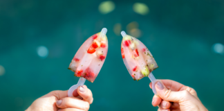 Picolé de frutas e água de coco picolé saudável