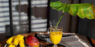 Receita de smoothie de cúrcuma refrescante e cremoso receita de smoothie