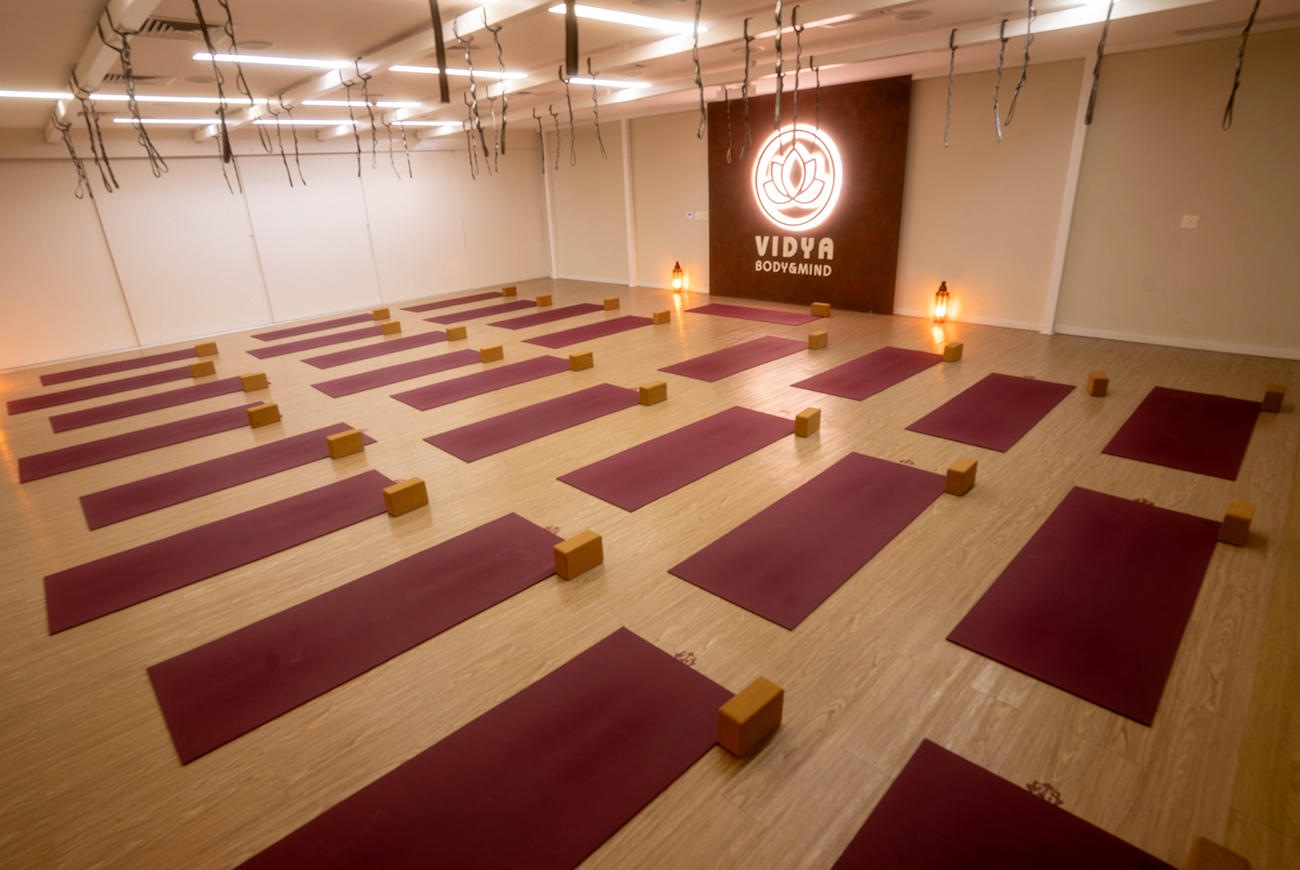 Sala de yoga do studio Vidya.