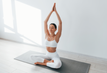 Como as técnicas de respiração do Yoga podem te ajudar no dia a dia Mulher fazendo yoga em local claro